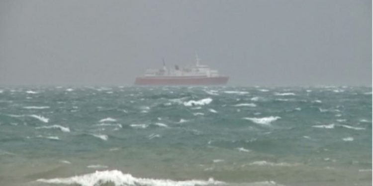 Deti deri në 8 ballë në Vlorë, pas disa orësh më në fund ankorohet trageti i ardhur nga Brindisi