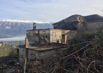 Shtëpia që u dogj në “Dunavat”, Bashkia Gjirokastër bën thirrje për ndihmë: T’i gjendemi pranë familjes Topulli