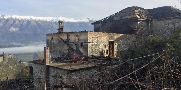 Shtëpia që u dogj në “Dunavat”, Bashkia Gjirokastër bën thirrje për ndihmë: T’i gjendemi pranë familjes Topulli