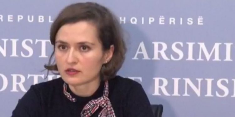 Tërmeti, ministrja e Arsimit jep datat kur do të rinisë mësimi në shkolla