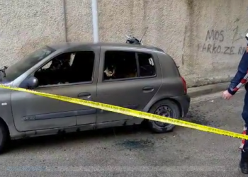 Shkëndija elektrike, merr flakë makina (VIDEO)