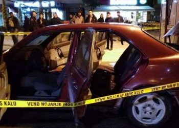 Makina shkrumbohet nga flakët para Bashkisë