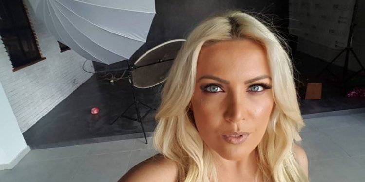 Këngëtarja shqiptare: Më bënë lesbike me zor, ndërkohë që unë kam qejf meshkujt