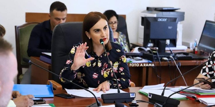 Deputetja e Gjirokastrës braktis mbledhjen e komisionit: Jam kundër ligjit që censuron mediat online