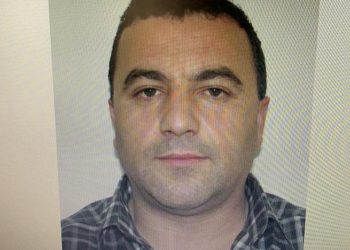 1 milion lekë shpërblim kush jep informacion, ky është shoferi që hodhi granatën në zyrën e kryetarit të bashkisë