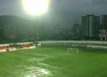 Fusha mbushet me ujë, ndërpritet ndeshja e futbollit