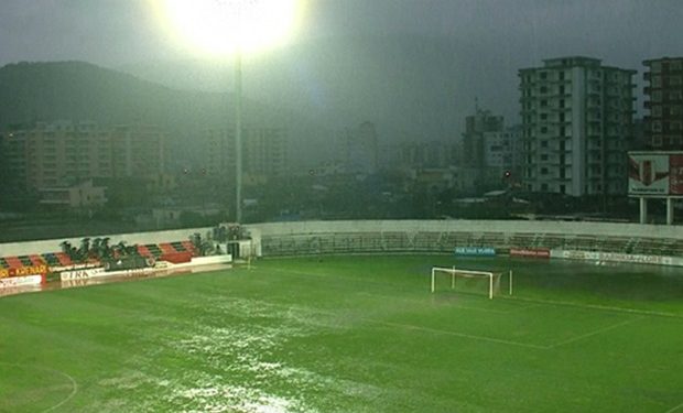 Fusha mbushet me ujë, ndërpritet ndeshja e futbollit