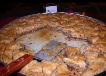 Gjirokastër, anetë mblidhen në sheshin “Çerçiz Topulli” për të gatuar recetat tradicionale (VIDEO)