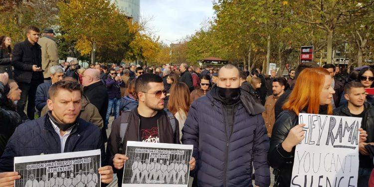 Ligji kundër mediave online, gazetarët në protestë: Të refuzojmë regjimin diktatorial (VIDEO)