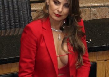 “Me kostum të kuq dhe me gjoksin jashtë”/ Deputetja shkon në parlament gjysmë e zhveshur