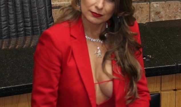 “Me kostum të kuq dhe me gjoksin jashtë”/ Deputetja shkon në parlament gjysmë e zhveshur