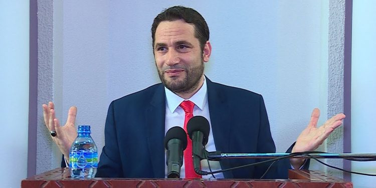 Elvis Naçi, “shkau” serb, dhe “vëllau” turk