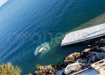 Aksident në jug, kamioni me ushqim për peshkun bie në det