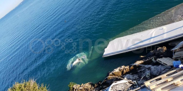 Aksident në jug, kamioni me ushqim për peshkun bie në det