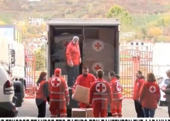 Kryqi i Kuq grek sjell ndihma për familjet e prekura nga tërmeti në Shqipëri