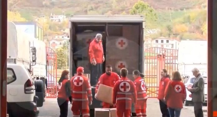 Kryqi i Kuq grek sjell ndihma për familjet e prekura nga tërmeti në Shqipëri