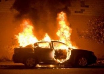 Merr flakë në ecje një makinë