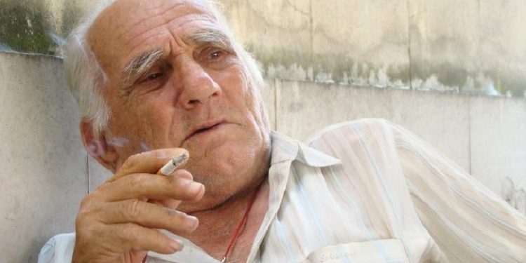 Historia e gjirokastritit që bëri 24 vite burg për një poezi