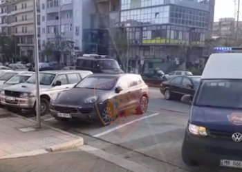 Operacioni i RENEA-s në Gjirokastër, pranga edhe për babain e Endrik Llukës. Ja çfarë iu gjetën në shtëpi (VIDEO)