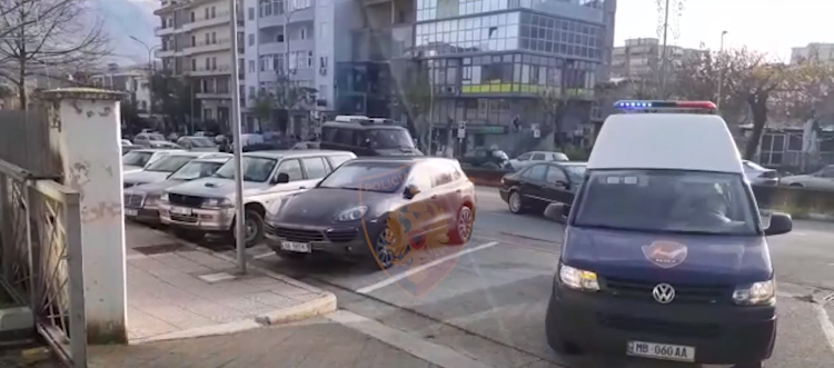 Operacioni i RENEA-s në Gjirokastër, pranga edhe për babain e Endrik Llukës. Ja çfarë iu gjetën në shtëpi (VIDEO)