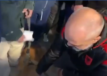 Qytetari i kërkon Ramës që të marrë me vete në hotel… edhe qenin (VIDEO)