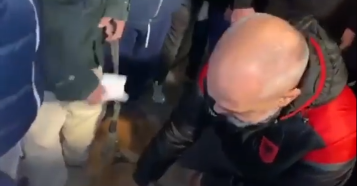 Qytetari i kërkon Ramës që të marrë me vete në hotel… edhe qenin (VIDEO)