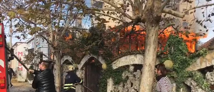 Përfshihet nga flakët një lokal