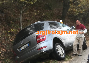 Aksident në Muzinë, shoferi humbet kontrollin, “Benzi’ del nga rruga (FOTO)