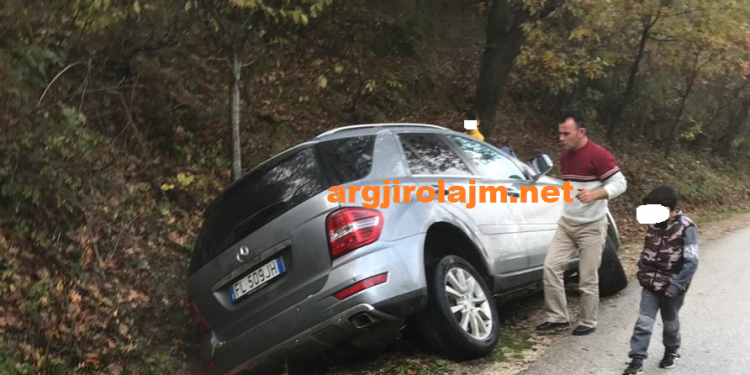 Aksident në Muzinë, shoferi humbet kontrollin, “Benzi’ del nga rruga (FOTO)