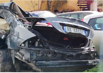 Me shpejtësi 200 km/h dhe pa patentë, si u aksidentua i riu në Gjirokastër. Pamje të rënda të automjetit të shkatërruar (VIDEO)