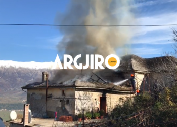 Zjarr i madh në Gjirokastër, merr flakë një shtëpi në ‘Dunavat’ (VIDEO)