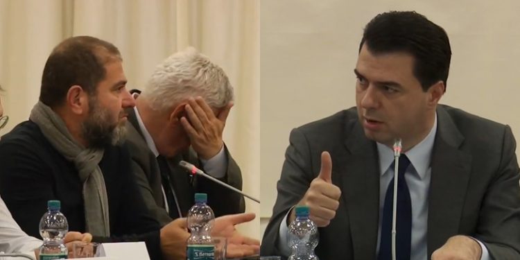 Gazetari ia ‘plas’ Bashës: Edhe ju kur keni qenë në pushtet keni bërë lloj lloj budadallëqesh me mediat