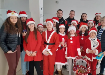 Nxënësit e “Koto Hoxhit” surprizojnë punonjësit e policisë Gjirokastër (VIDEO)