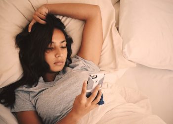 Pse nuk duhet ta prekim celularin kur sapo jeni zgjuar në mëngjes