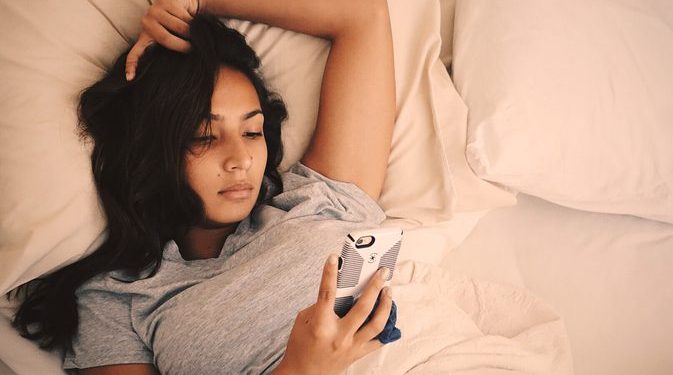 Pse nuk duhet ta prekim celularin kur sapo jeni zgjuar në mëngjes