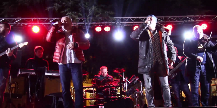 Muzikë në kalldrëmet e Gjirokastrës/ Qyteti feston me muzikën e vëllezërve korçarë