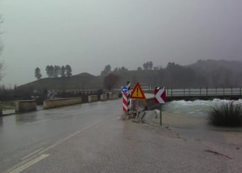 Moti i keq në Gjirokastër, rritet niveli i ujit në liqenin e Viroit