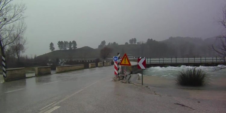 Moti i keq në Gjirokastër, rritet niveli i ujit në liqenin e Viroit