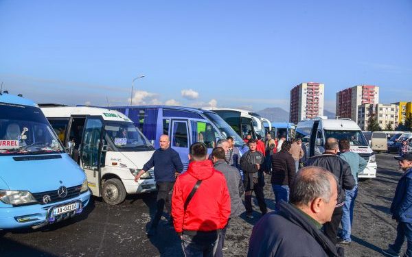 “Është bërë si Kabul”, ankohen pasagjerët për zhvendosjen e terminalit të autobusave të jugut