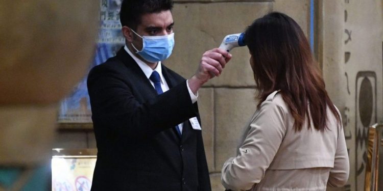 Virusi që po bën namin mbërrin në Europë, zbulohen 3 raste të prekurish në Francë