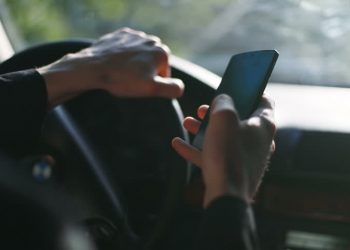 60% e aksidenteve në Shqipëri ndodhin për shkak të përdorimit të telefonit. Në Itali gjoba shkon 1700 Euro