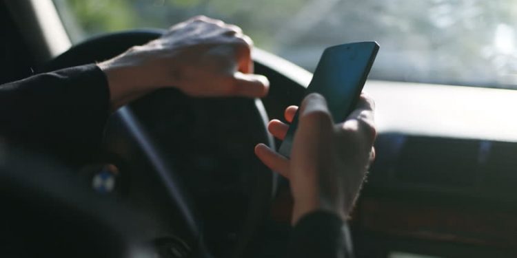 60% e aksidenteve në Shqipëri ndodhin për shkak të përdorimit të telefonit. Në Itali gjoba shkon 1700 Euro