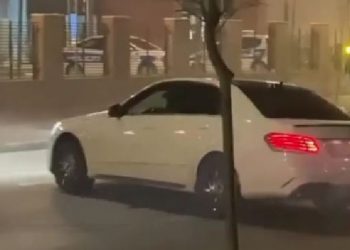 Xhiroi gomat para komisariatit, policia ndalon 29-vjeçarin (VIDEO)