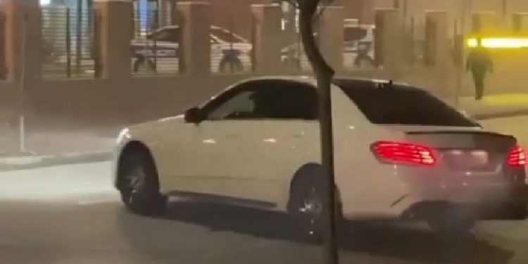 Xhiroi gomat para komisariatit, policia ndalon 29-vjeçarin (VIDEO)