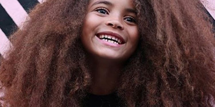 Njihuni me 7 vjeçarin që ‘çmend’ rrjetet sociale me modelin e tij të flokëve (VIDEO)