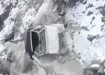 Pamje të rënda/ Shihni si u aksidentua biznesmeni i njohur grek. Makina ra 20 metra në greminë dhe u “varrros” në borë