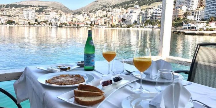 Krahasuar me europianët, shqiptarët janë të fundit për shpenzimet në restorante dhe hotele