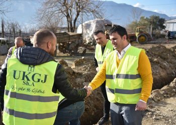 Merr fund ‘tmerri’ për banorët e Arshi Lengos, Bashkia Gjirokastër nis investimin në kanalizimet e ujërave të zeza (FOTO)
