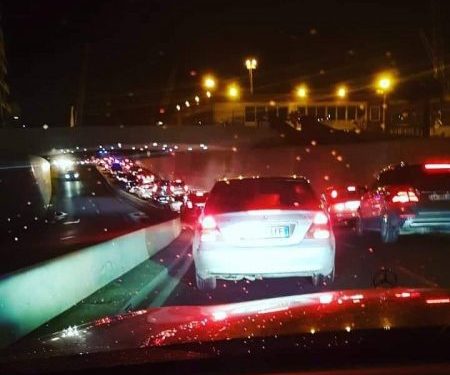 Frika nga tërmeti,  qytetarët lëvizin me makina, bllokohen disa rrugë në Tiranë dhe Durrës