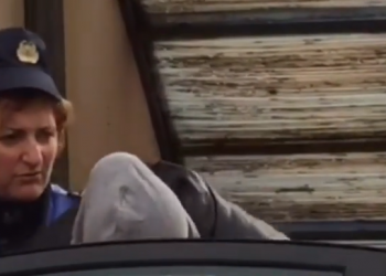 Me kokën e mbuluar dhe e braktisur nga të afërmit, del para Gjykatës së Sarandës nëna që dhunote vajzën 13-vjeçare (VIDEO)